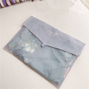 Bolsa de Regalo de Organza Gris Personalizada Fuchen OP para Ropa con Botón de Perla - Product Image 4