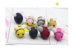 Décor de Noël jaune laine feutre abeille boule Mini mignon bourdon 30 pièces jaune laine feutre abeille pour la maison scène fêtes d'anniversaire - Product Image 3