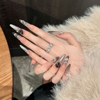 Faux ongles à presser pour femmes, transparents, argentés, noirs, style stiletto, ombré, avec strass en cristal foncé et breloques métalliques, pour un style gothique, glamour et luxueux.