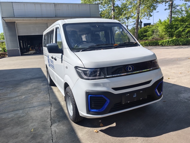 Sunlong New Energy Van with Climate Control 301-400km NEDC Range 50-100kW 30-50kWh Battery 100-200Nm Torque
