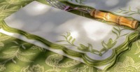 Serviette en lin blanc avec petite broderie verte