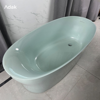 Baignoire autoportante en acrylique sur mesure avec finition jade nacré, design moderne pour bain à remous intérieur