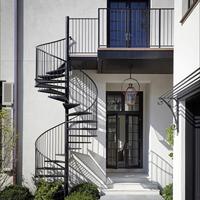 Escalier en colimaçon extérieur avec poutres en acier structurel et plateforme circulaire personnalisée pour la construction commerciale