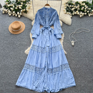 Abito Lungo Elegante in Poliestere Stile Retrò Francese con Cintura e Dettagli in Pizzo Traforato, Chiusura Monopetto, Ideale per la Primavera - Product Image 4