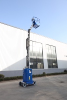 Plateforme élévatrice électrique autopropulsée en acier Berui AMWP10 7100, hauteur de travail 9,7 m, pour travaux d'installation en salle d'exposition