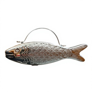 Bolso de mano de metal plateado hecho a mano con forma de pez, diseño de escamas en relieve, asa superior, novedoso bolso de noche tipo minaudière para mujer, venta al por mayor - Product Image 1