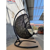 Fauteuil suspendu moderne d'extérieur en forme d'œuf, avec coussin en plastique, structure en fer forgé noir, chaise balançoire tressée pour patio, salon de jardin, relaxation, 2 places