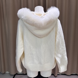 <span class=keywords><strong>Cardigan</strong></span> Invernale 2025 con Cappuccio e Grande Collo <span class=keywords><strong>in</strong></span> Pelliccia di Volpe, Fodera <span class=keywords><strong>in</strong></span> Lana Ispessita, Chiusura a Cerniera, Allacciatura con Fiori - Product Image 6
