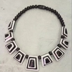 Collier en résine de qualité supérieure avec éléments naturels, bijoux élégants pour tous les jours et les soirées, disponible au prix export. - Product Image 2