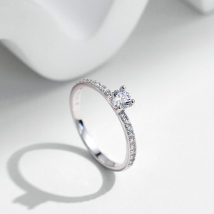 Anillo de Compromiso Clásico de Plata S925 con Diamante de Corte Brillante Redondo, Engaste de Garras y Banda Pavé, Joyería Fina para Mujer - Product Image 5