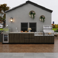 Cuisine extérieure modulaire en acier inoxydable sur mesure avec îlot, armoires, barbecue, évier et réfrigérateur pour jardin et villa
