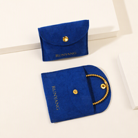 Pochette à bijoux élégante en microfibre bleue avec logo personnalisé et bouton doré pour l'emballage de cadeaux et d'accessoires de boutique
