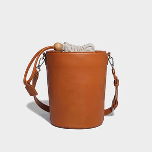 2025 nouveau sac à bandoulière cylindrique en cuir marron avec cordon de serrage et décoration de perles rondes en bois - Product Image 5