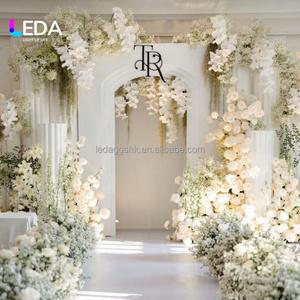 Arco Decorativo LEDA Personalizable para Bodas, Diseño Simple y Clásico en Acrílico Blanco con Ondas, Fondo de PVC para Eventos y Escenarios - Product Image 1