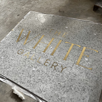 Mosaïque en marbre blanc Arabescato de haute qualité avec incrustation en laiton, design parquet, pour revêtement mural intérieur et graphisme.