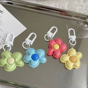 Llavero de Flor de Cinco Pétalos Colorido al por Mayor, Nuevo Accesorio Colgante Lindo para Niñas, Ideal para DIY - Product Image 1
