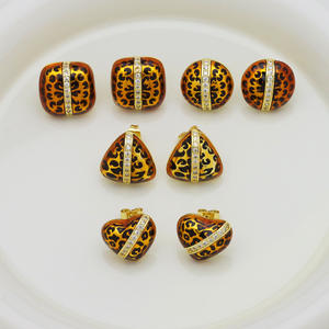 Boucles d'oreilles HE0130 hypoallergéniques plaquées or 18 carats, motif léopard royal, clous d'oreilles vintage nobles pour femmes, vente en gros de mode - Product Image 3