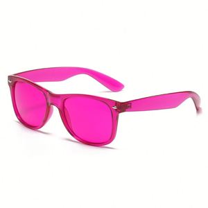 Gafas de Sol Cuadradas con Remaches Personalizadas con Logotipo, Moda 2025 para Hombre y Mujer, Protección UV400, Color Caramelo, Gafas de Sol para Fiesta - Product Image 6
