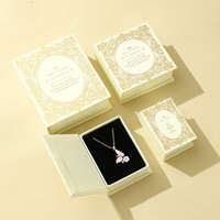 Boîte d'emballage de bijoux de luxe en carton kraft avec fermeture magnétique, doublée d'éponge, pour collier, boucles d'oreilles, bracelet, avec logo personnalisé