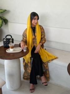 Hafizah Maßgefertigte Senfgelbe Abaya mit Tropischem Blätterdruck, Offene Kimono-Strickjacke mit Langen Ärmeln, Elegante Bescheidene Kleidung für Muslimische Frauen - Product Image 2