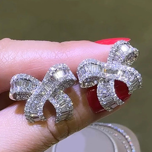 Orecchini a perno a forma di farfalla da donna, stile dolce, per uso quotidiano, accessorio per l'orecchio, gioiello alla moda per outfit. - Product Image 1