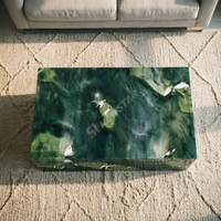 Table basse contemporaine pour salon, table basse en marbre vert avocat, texture peinte sur socle, intérieur résidentiel haut de gamme