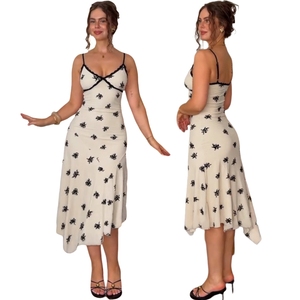 เดรสยาวทรงเอวธรรมชาติ สายเดี่ยว คอวี แต่งผ้าลูกไม้ลายดอกไม้สีดำขาวตัดกัน ดีไซน์ชายกระโปรงไม่สมมาตร ระบายอากาศได้ดี สไตล์ลำลองหรูหรา - Product Image 1