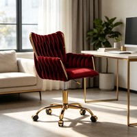 Fauteuil de détente en velours rouge, dossier haut capitonné, hauteur réglable, base pivotante en métal doré, roulettes