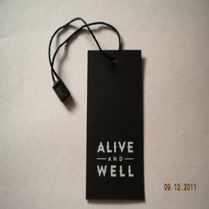 Étiquettes suspendues en papier de luxe avec logo personnalisé, impression offset et numérique, gaufrage, finition UV pour vêtements et produits de style de vie - Product Image 1