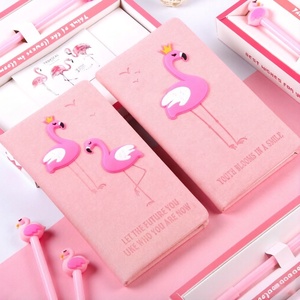 Set Regalo di Cancelleria 2 in 1 a Tema Fenicottero Include Taccuino, Diario Tascabile, Blocco Note <span class=keywords><strong>e</strong></span> Penna, Regalo per Ragazze <span class=keywords><strong>e</strong></span> Donne - Product Image 3