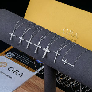 Suministro Directo Popular Colgante de Cruz de Plata de Ley S925 con Moissanita VVS1 Engastada en Garra, Collar Católico Chapado en Oro Blanco - Product Image 3