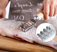 Syh1747 Accessoires de cuisine en acier inoxydable Outil pour fruits de mer avec manche en bois Grattoir à poisson