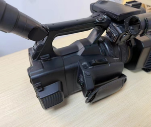 Caméra professionnelle d'occasion FDR-AX1E avec objectif zoom optique 20x - Product Image 3