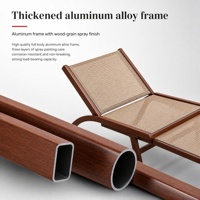 Chaise de loisirs d'extérieur avec structure en aluminium imitation bois foncé et maille respirante, idéale pour le bord de la piscine, le balcon ou la terrasse