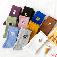 Vente en gros de chaussettes coréennes unies, unies, blanches et noires, brodées avec logo personnalisé