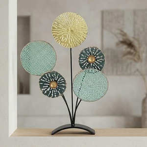 Sculpture murale florale en métal faite à la main avec des motifs de pétales ronds multicolores et des accents dorés pour la maison, le salon, la table - Product Image 5