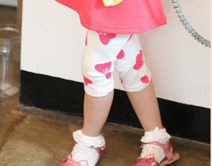 Vêtements d'été pour enfants en gros en ligne : Ensemble décontracté T-shirt à manches courtes imprimé lapin et pantalon pour filles - Product Image 6