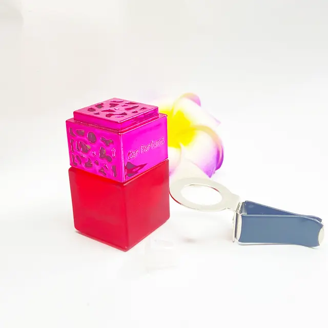 लक्जरी कस्टम रंग मैट फ्रॉस्टेड क्यूब ग्लास एयर फ्रेशर डिफ्यूज़र बोतल कार परफ्यूम