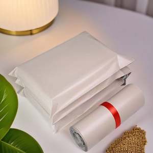 Sacs d'expédition en polyéthylène mat de couleur crème, sacs d'emballage express de couleur avocat avec logo personnalisé, sacs d'expédition en polyéthylène nude pour vêtements - Product Image 4