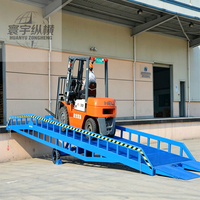 Niveleur de quai mobile robuste à plateforme hydraulique stable pour opération de transfert de marchandises en entrepôt