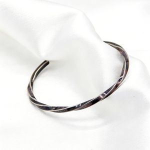Yunnique, pulsera abierta de acero de titanio de 3 mm, estilo japonés y coreano, con línea cuadrada retorcida, joyería de moda unisex - Product Image 2