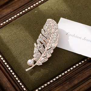 Broche en alliage plaqué or rose en forme de feuille avec perles d'imitation et cristaux pour femme, accessoire de mode pour fiançailles, mariage et soirée - Product Image 4