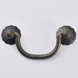 Tirador de cajón de aleación de zinc duradero estilo chino, forma de anillo, chapado en bronce, para muebles, espaciado entre orificios de 62 mm - Product Image 1