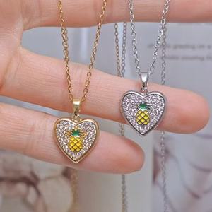 Collier unique en forme de cœur d'ananas plaqué or 18 carats avec pendentif en zircon scintillant, style tropical, cadeau pour lui - Product Image 1