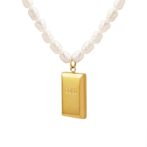Collar Elegante y Moderno para Mujer con Cadena de Perlas de Imitación y Colgante Cuadrado de Acero Inoxidable - Product Image 1