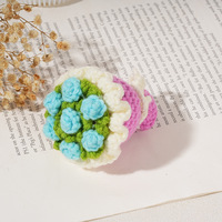 Buket Bunga Mini Rajutan Crochet dari Benang Mawar Buatan Tangan Hadiah Hari Valentine Hari Guru Model Bunga di Tangan