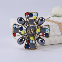Broche créative colorée en forme de croix creuse, ornée de diamants et de strass, accessoires de mode rétro vintage en forme de fleur
