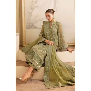 Robe élégante pour femmes pakistanaises avec de magnifiques broderies et pierres, accompagnée d'un dupatta assorti, prête à porter - Product Image 4