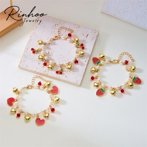 Braccialetto con ciondoli a forma di fragola e ciliegia rosse, dolce e carino, per donna, fatto a mano, con perle finte, braccialetto a tema frutta, gioielli Y2K, regali per feste - Product Image 1