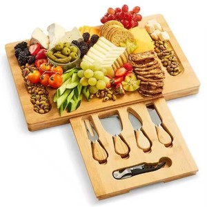 Juego de tabla de quesos de bambú con cubiertos, bandeja para servir queso apta para lavavajillas, para fiestas y cenas - Product Image 1